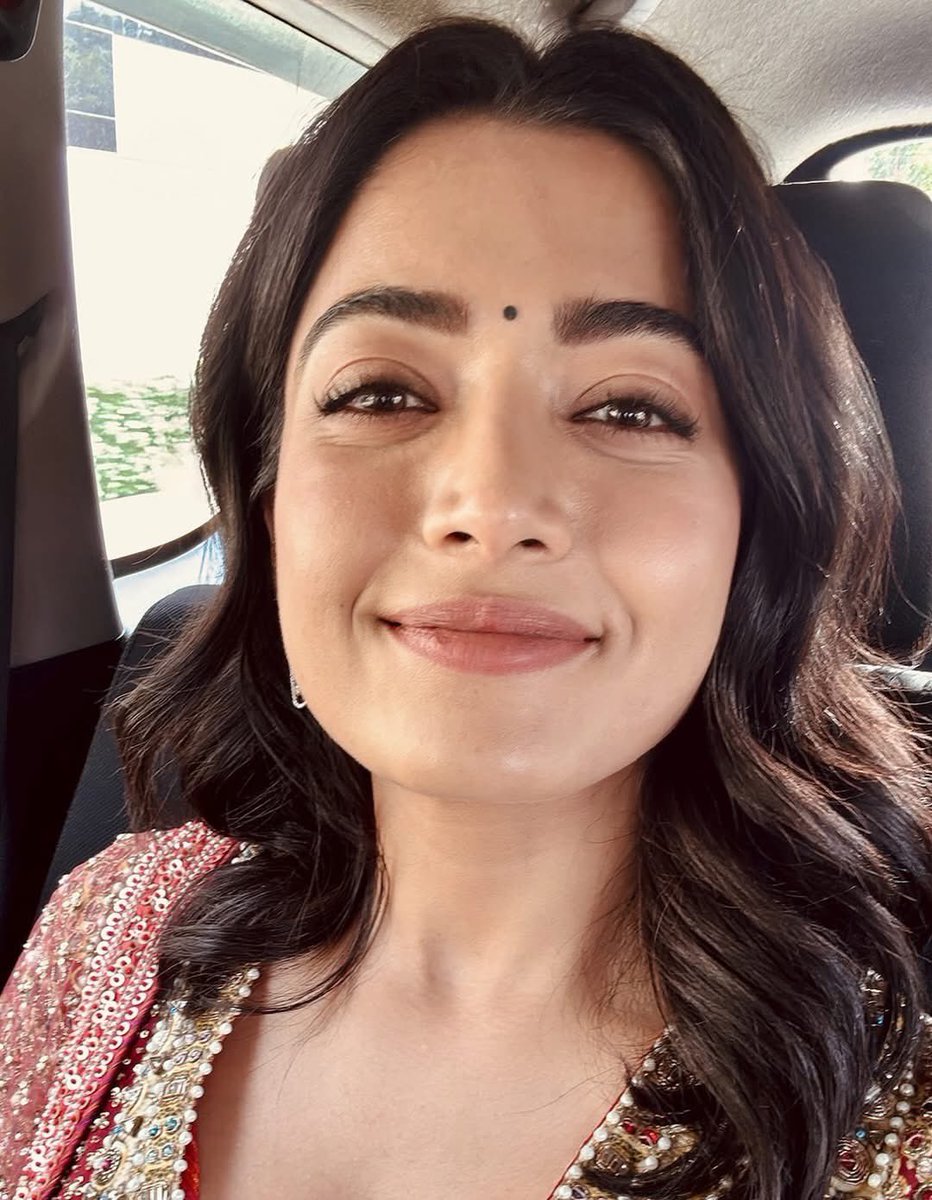 IIFA's tweet photo. Just Rashmika Mandanna being effortlessly iconic. ✨
Happy Birthday to the National Crush of India, keep ruling screens and hearts ❤️🫰🏻
#IIFA #IIFAUtsavam #HappyBirthdayRashmikaMandanna https://t.co/kcIBSxc8En