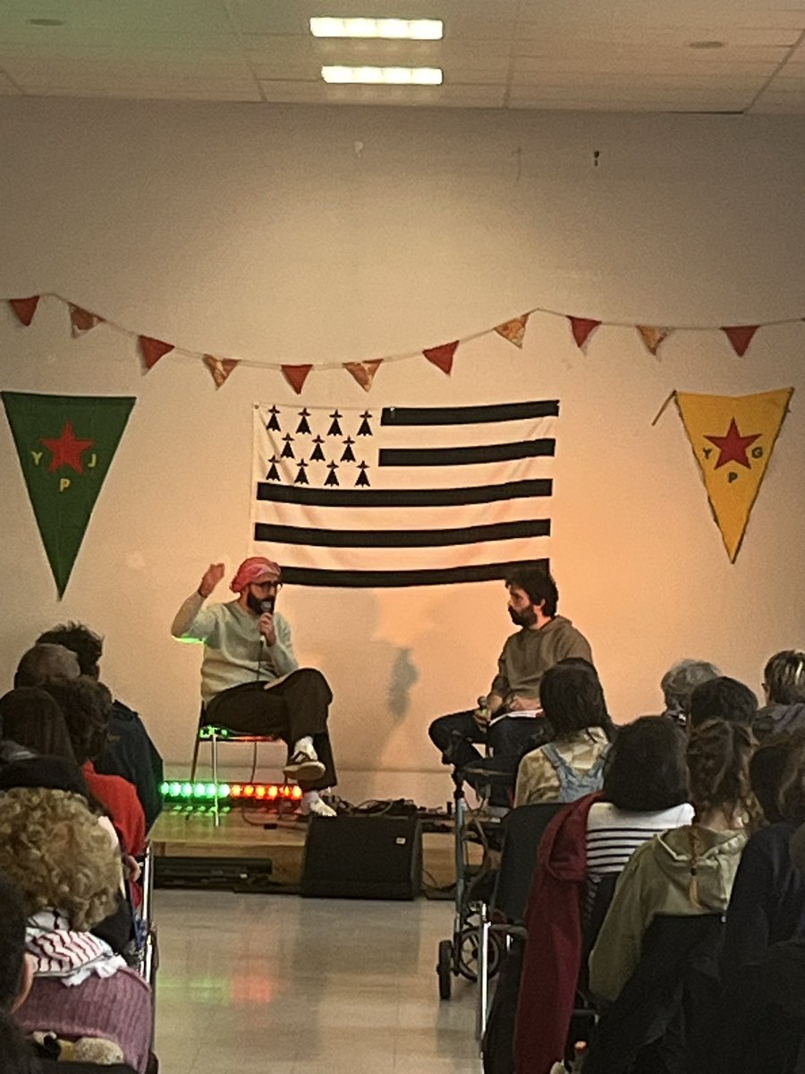 bretagne_info's tweet photo. Une salle bien remplie hier à #Brest pour écouter @AzadiMarx à l'invitation de UCL et célébrer le #newroz . Lisez et achetez son livre sur le #Kurdistan : Leçons Kurdes https://t.co/PVA7PFAUxn https://t.co/qn16PxoeHR