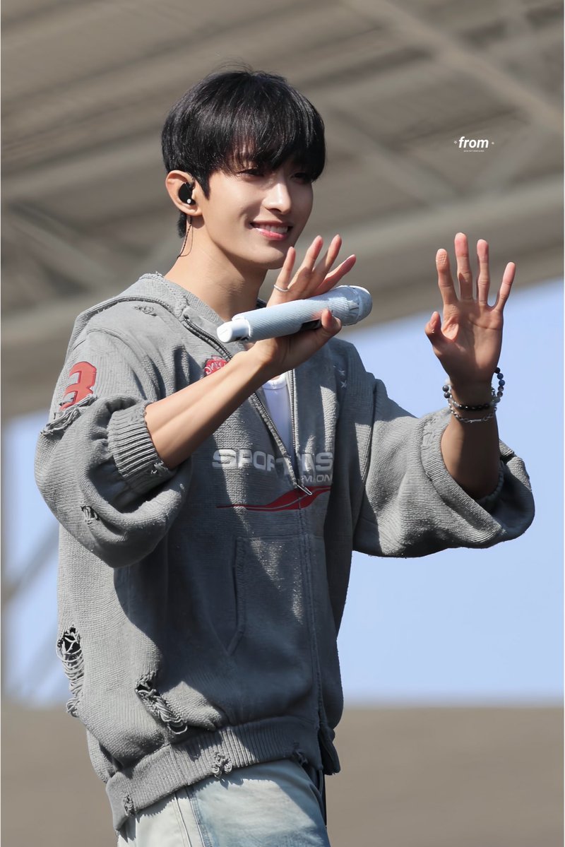 ⋆ 𝙛𝙧𝙤𝙢 ⋆ tweet media