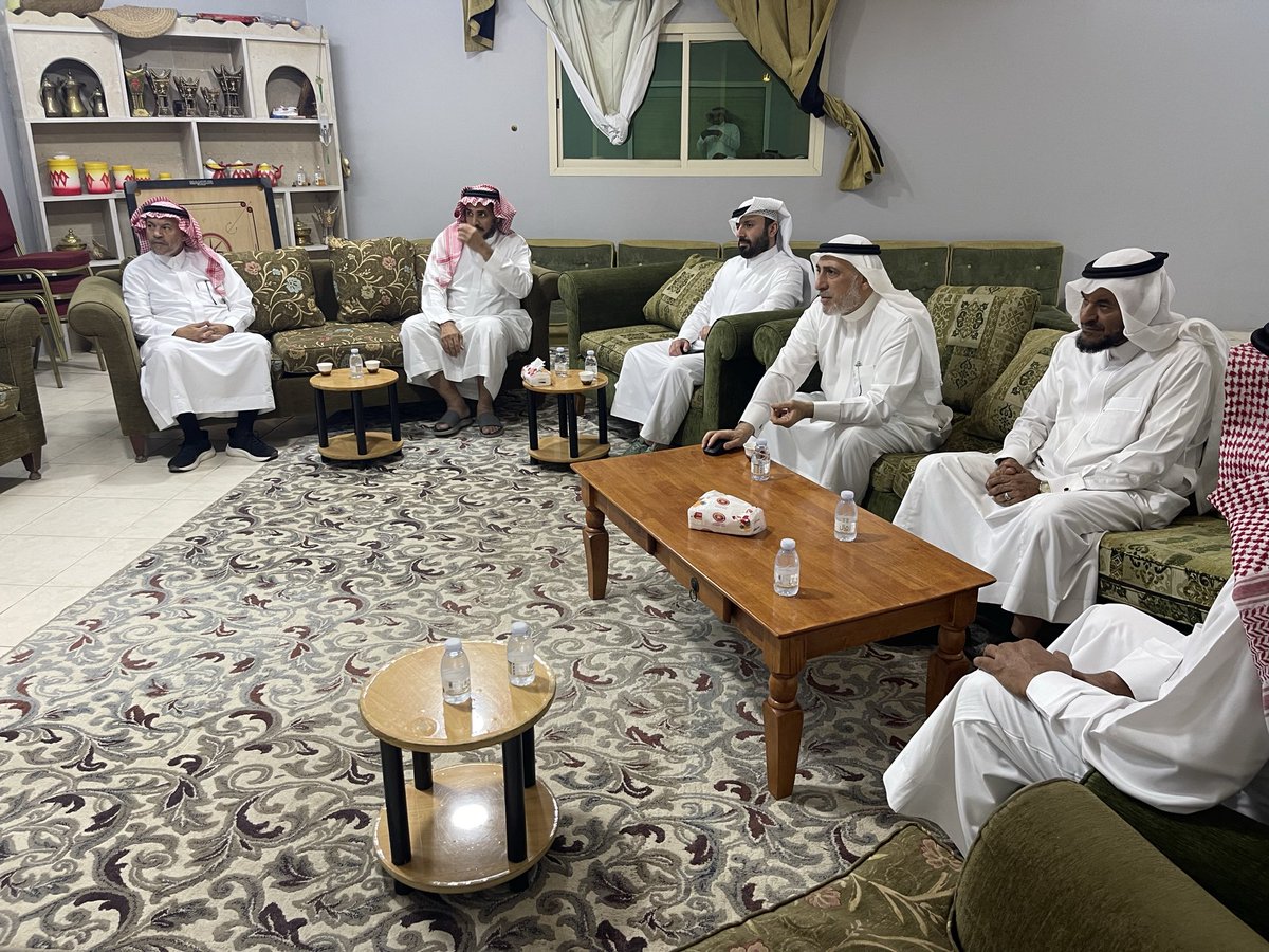 jameiat_amal's tweet photo. استقبل رئيس مجلس إدارة #جمعية_أمل_لذوي_الإعاقة_السمعية_بالأحساء، الأستاذ صالح بن سعد بوسعد الجميعة، سعادة رئيس المجلس التخصصي لجمعيات ذوي الإعاقة الأستاذ فهد بن صالح الملحم، ورئيس قسم التربية الخاصة بجامعة الملك فيصل الدكتور عبدالرحمن بن خالد الخليفة، وذلك في مزرعة أسرة بوسعد الجميعة.

وخلال اللقاء، قدّم الأستاذ الملحم عرضًا تعريفيًا حول المجلس التخصصي لجمعيات ذوي الإعاقة، استعرض فيه أهدافه ودوره في دعم الجمعيات، إضافة إلى سبل التعاون وتقديم الخدمات والمساندة للأشخاص ذوي الإعاقة السمعية.

كما تحدث الدكتور الخليفة عن أهمية تكامل الجهود بين المؤسسات والقطاعات المختلفة، وضرورة التعريف بالإعاقة السمعية ونشر لغة الإشارة، لما لذلك من أثر في تسهيل التواصل وتعزيز التعاون المجتمعي.

من جانبه، رحّب رئيس الجمعية بالحضور، مؤكدًا أن الجمعية تسعى إلى تحقيق أهدافها في تمكين مستفيديها، وإبراز مواهبهم وطموحاتهم، وتعزيز دورهم الفاعل في المجتمع.
