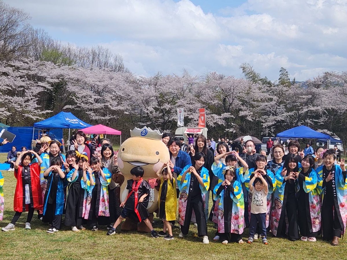 hidakashinji's tweet photo. 地元の邑南町のイベント🎤

久々に地元で歌いました㊗️

色々スペシャルな事が🌸

駆けつけもありがとう⛩️

同級生や後輩、保育園・小学校・高校の時の先生とかも来てくれてました🚗

ふじひろ珈琲のマスターもサプライズで来てくれました🌸

オオナン・ショウの歌はダンサーがついてくれて盛り上がり㊗️

また11/1に邑南町に歌いに帰ります🚗🎤

SASAGUさんが配信してくれてます💻🎤
録画少し残してます！
ちょっと機材トラブルで音声はあまりなんですが、🌸桜ライブ是非👍