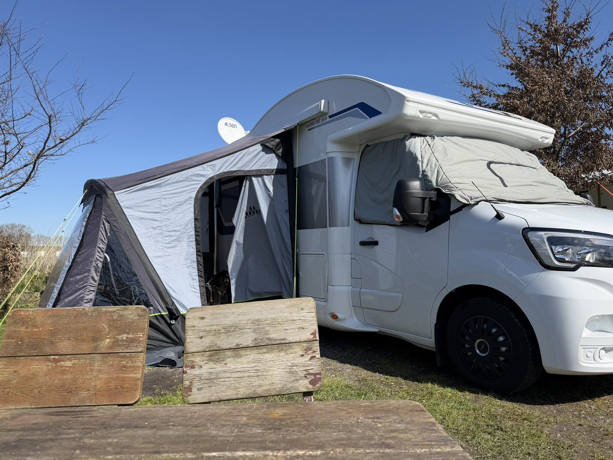 Fittus's tweet photo. Steife Briese heute, erstmal alles neu abgespannt 😉 #Jadebusen #Camping #Küste https://t.co/eUkjBl66Lj