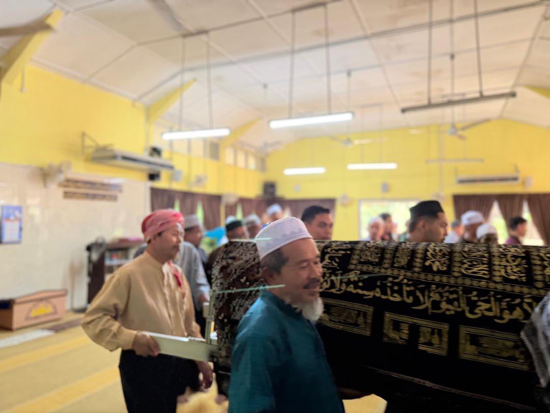 📸 LENSA N32 : Gaal Cakna Kebajikan

SOLAT JENAZAH – ALLAHYARHAM MAT BIN DAUD, GONG GENOR

Gong Genor, 5 April 2026 –
YB ADUN Gaal, Ustaz Mohd Rodzi bin Ja’afar (UMRJ) bersama masyarakat setempat telah menunaikan solat jenazah bagi Allahyarham Mat bin Daud, ayah kepada Cg Rowi