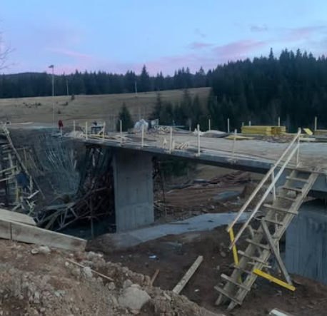 Kalica50's tweet photo. Ministre i predsjedniče BS, ovo su rezultati Vašeg rada,srušeni most iz 2020. godine i zaboravljena zaobilaznica oko Rožaja. Obećanja se, po običaju, izvlače pred izbore, najavi se tender koji se nikada ne realizuje i tako u krug, bez stvarne odgovornosti i bez konkretnih rezultata. Građani su umorni od praznih priča i čekanja koje traje godinama. Postavlja se jednostavno pitanje: da li je iko odgovarao za ovaj srušeni most i za sve propuštene prilike da se ovaj problem riješi? Vrijeme je za odgovornost, a ne za nova obećanja.