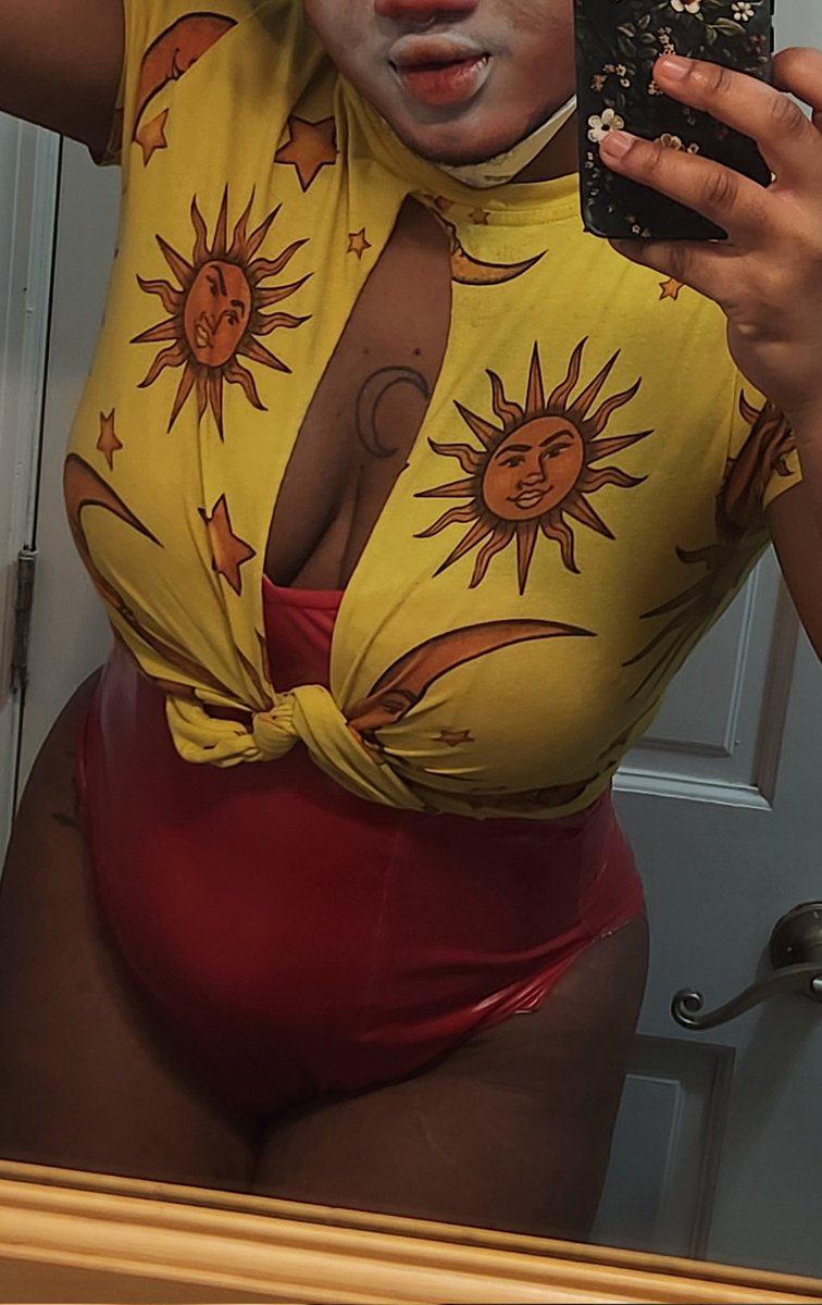 nyxeIodeonXD's tweet image. I did my t shot in this outfit btw (mask wiped the makeup off a bit and of the night #oops)