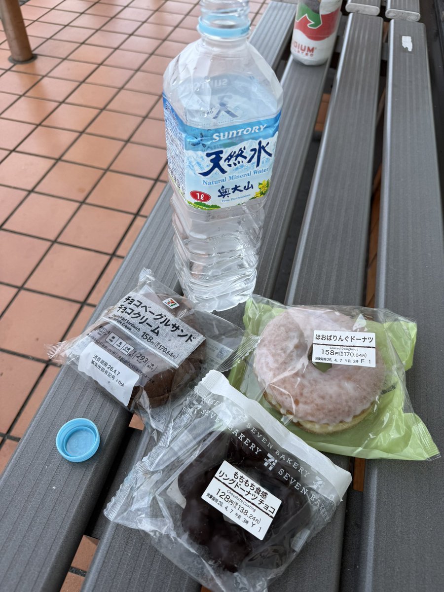 途中で出会った遠藤さんとゴールまで一緒にライドした🚴‍♂️

後ろに付かれて「お願いします」って言われたから結構頑張った😆

海津大崎の桜は丁度満開やったけど
人と車がヤバかった😆