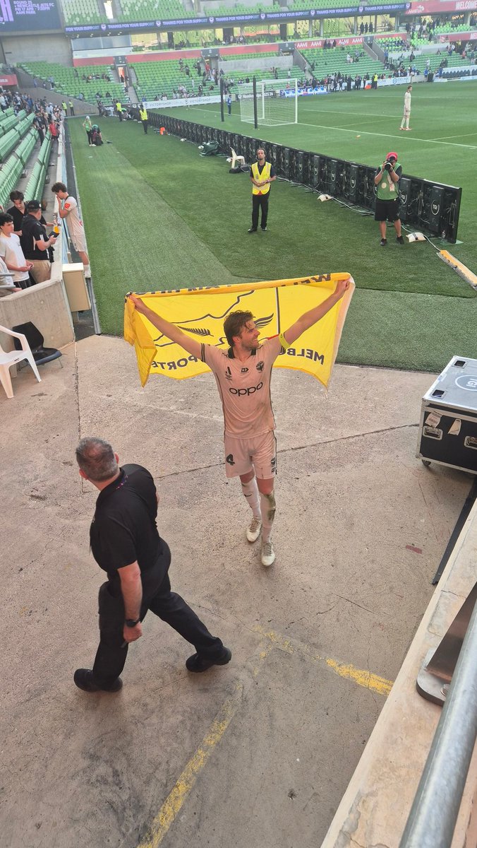Clarke_NZL's tweet photo. 9 years. This legend.

@WgtnPhoenixFC https://t.co/F4igTuZM8w