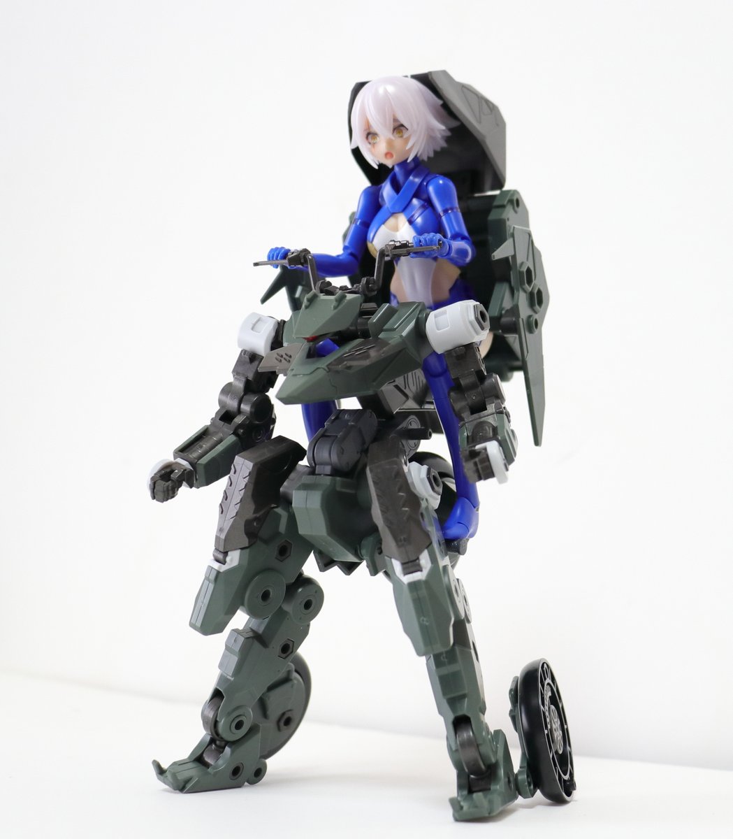 404NotFound_hex's tweet photo. #ヘキサギア　#メガミデバイス
VT1を美プラを乗せるときサイズ的な問題で足の収まりが…という人向けに乗りやすいようにお手軽に改造
変形機構もちゃんと残っているので人型になります

レシピはツリーにて https://t.co/jofuSyGpHx