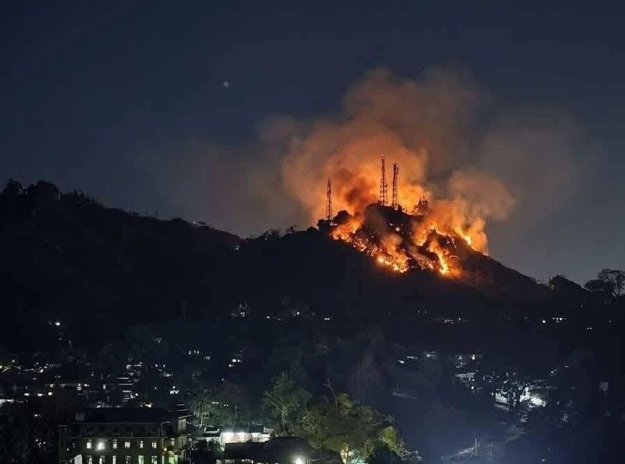 MizzimaNews's tweet image. စစ်ရေးတင်းမာနေသည့် ဖားကန့်တွင် ဒေသခံများလုံခြုံရေးအတွက် မာရှယ်လော ထုတ်

#စစ်ကော်မရှင်
#ဖားကန့်မြို့နယ်
#KIA 
#မာရှယ်လော
#မဇ္ဈိမသတင်းဌာန
#MizzimaBurmeseNews

သတင်းအပြည့်အစုံကို ဖတ်ရှုရန် &amp;gt;&amp;gt; bur.mizzima.com/2026/04/05/868…