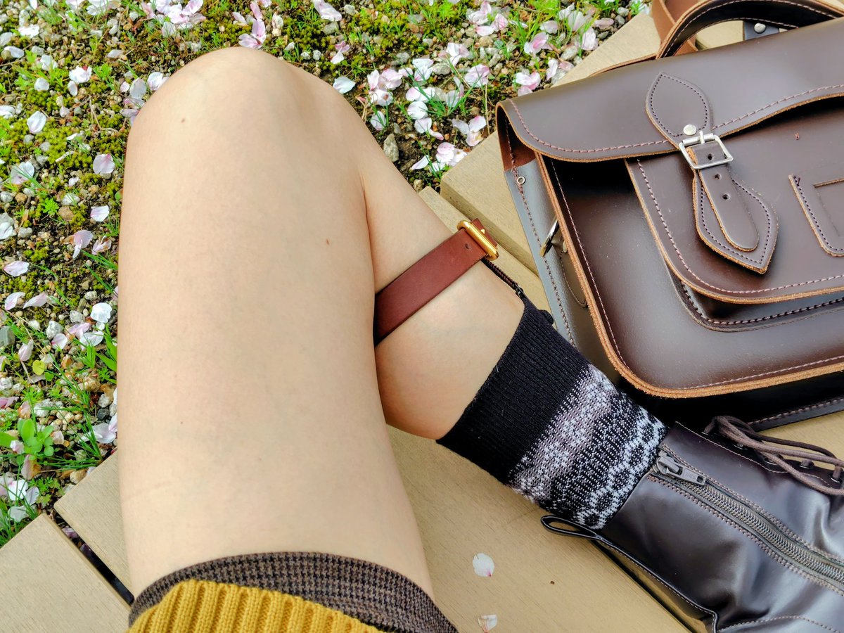 桜はもう満開ですね
地面に散った花びらを眺めるのもまた乙なものです
今日はいつものショートパンツにソックスガーターとショートブーツそれにサッチェルバッグでお出かけしました
主に脚周りですが写真も撮りましたよ