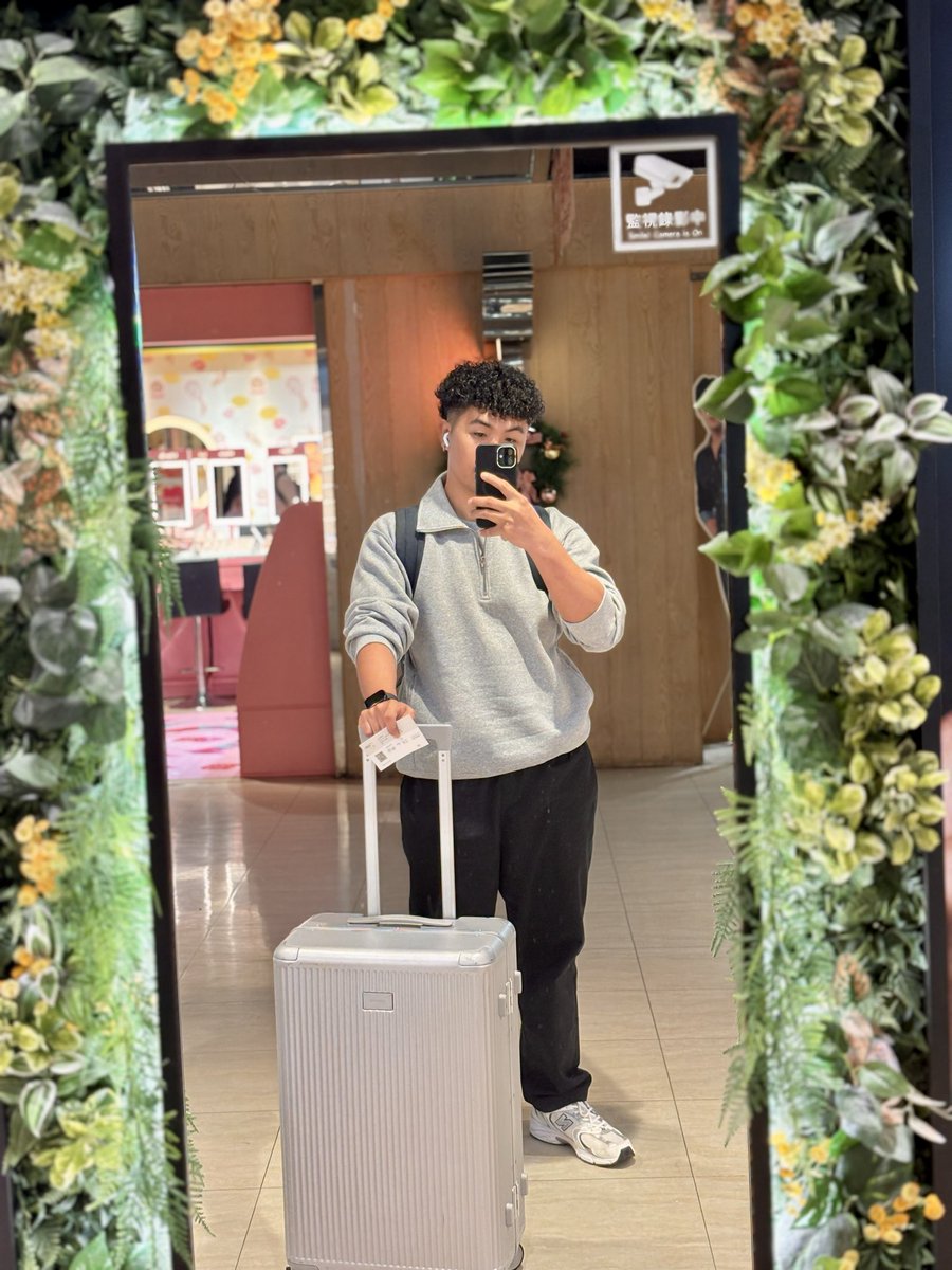 najdz14's tweet photo. at taipei 101, taiwan… walking around the city 🏙️🇹🇼📍👨🏼‍🤝‍👨🏻 https://t.co/pUbNWuPncj
