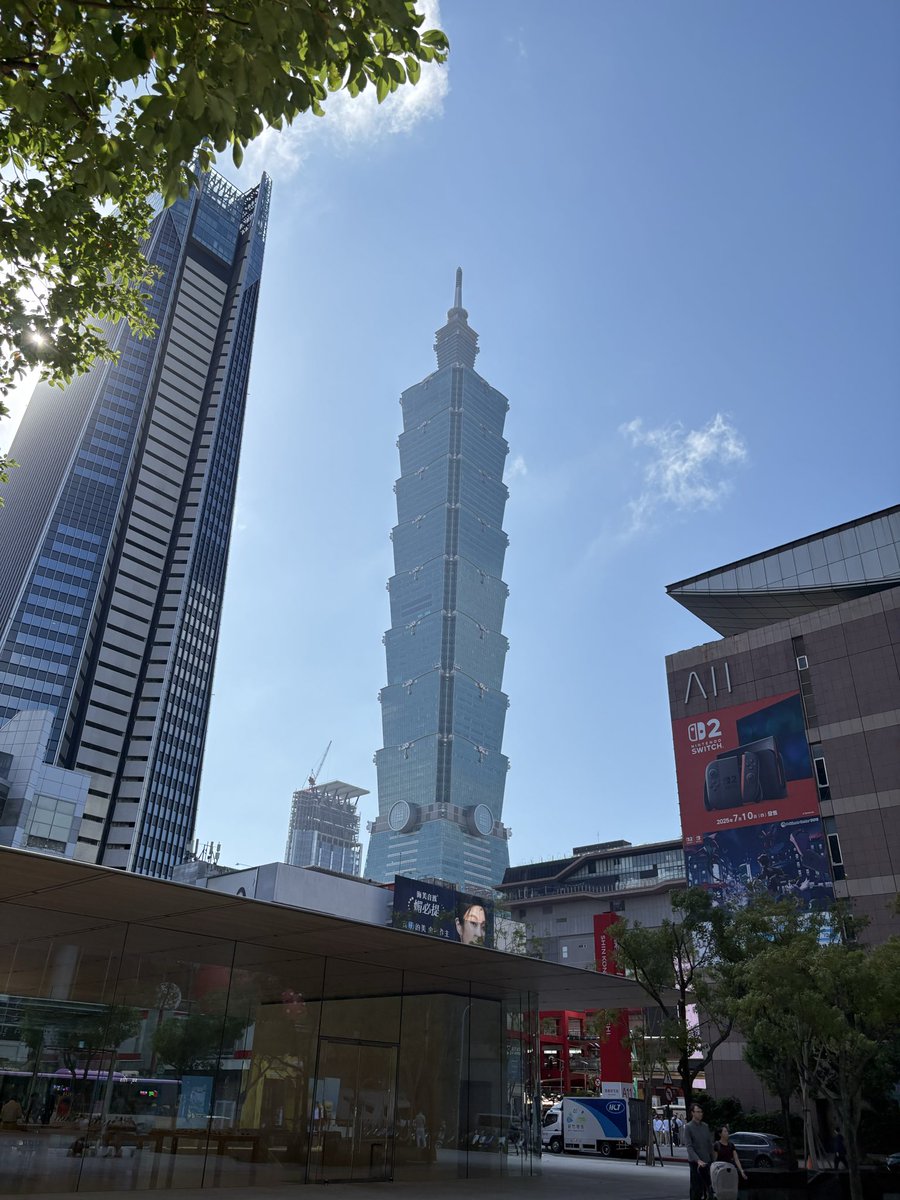 najdz14's tweet photo. at taipei 101, taiwan… walking around the city 🏙️🇹🇼📍👨🏼‍🤝‍👨🏻 https://t.co/pUbNWuPncj