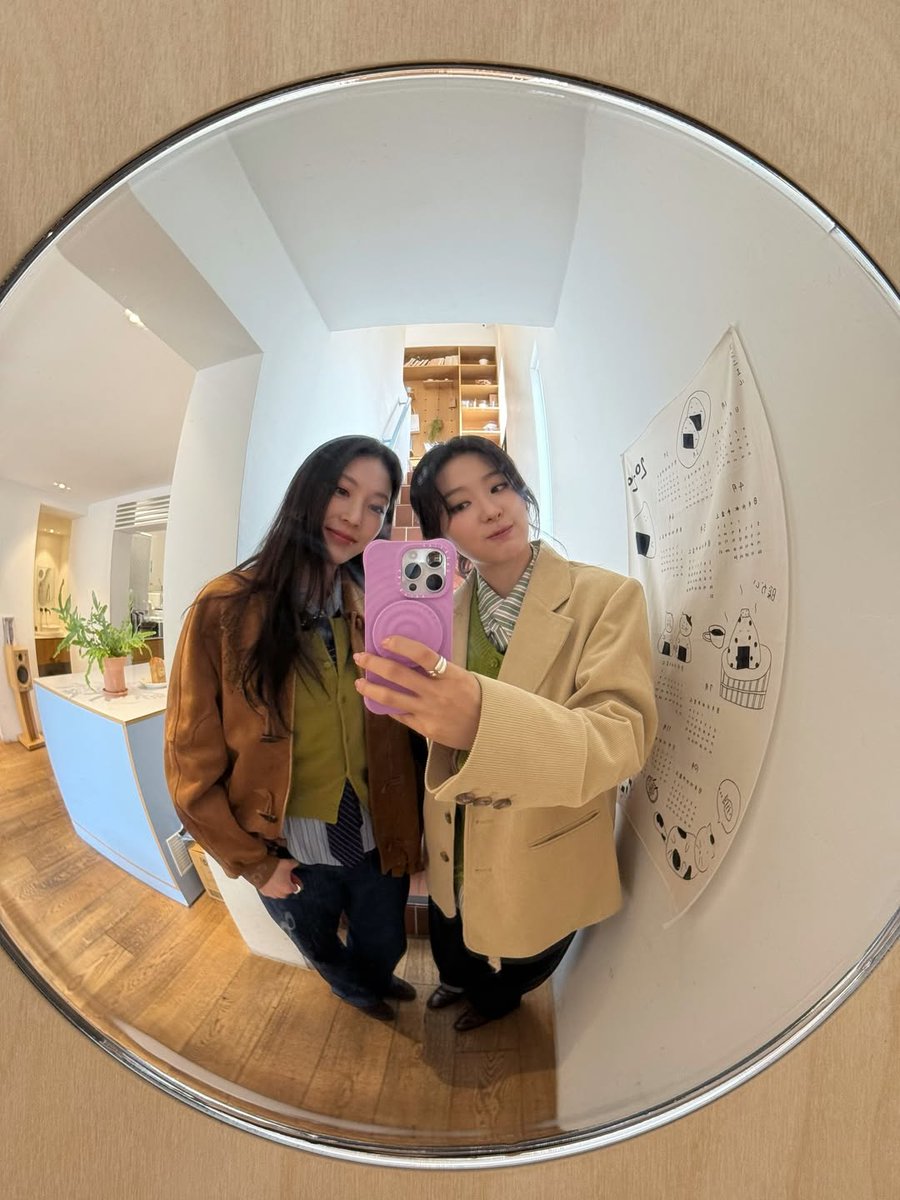 Gong Seungyeon mentioned she often talks to #SEULGI about how she's relieved she slowly got over not debuting as an idol and can hang out with Seulgi comfortably now.

#슬기 <a href="/RVsmtown/">Red Velvet</a>