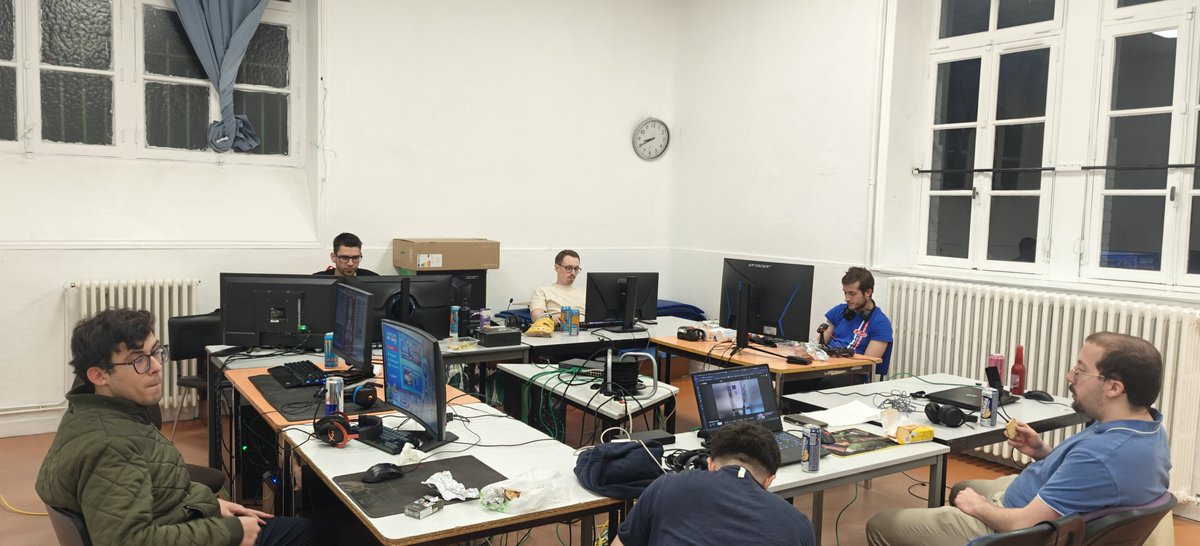 Association_AGC's tweet photo. La LAN d'Avril est terminée ! En petit comité cette fois ci mais avec de bons jeux et une bonne ambiance ! 😁

On se retrouve le mois prochain pour la LAN de Mai ! 
Restez connectés ! 😉 https://t.co/qRG2wzpIpv