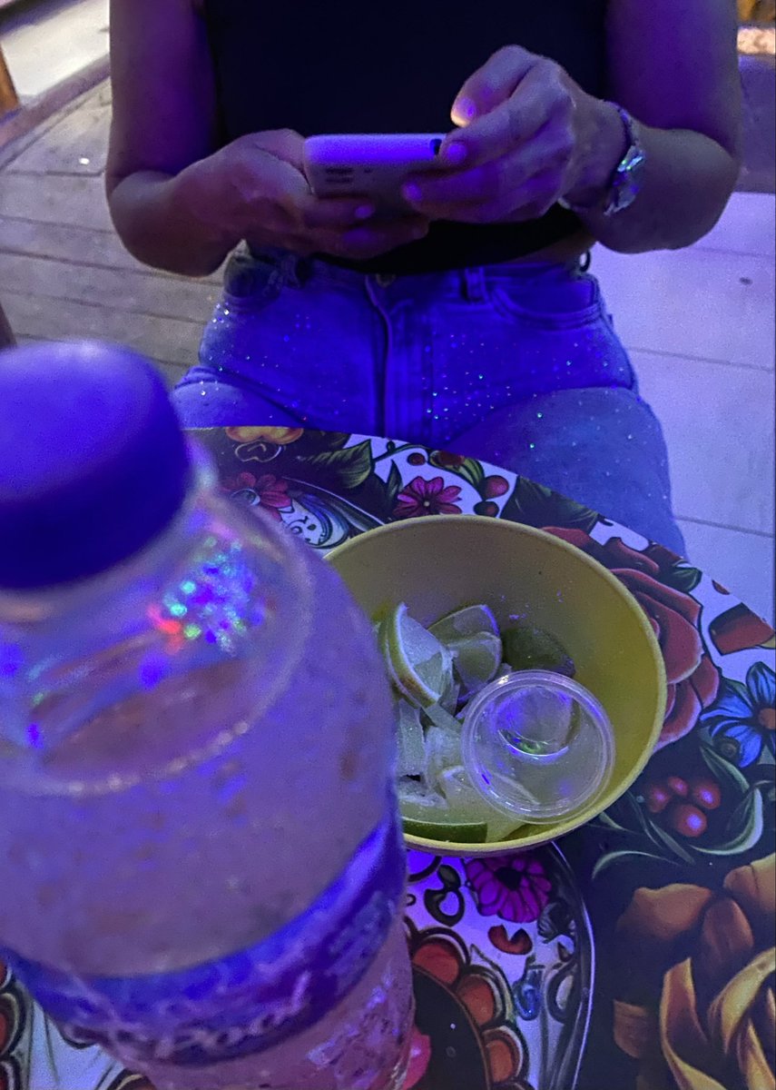 mona69hotsw's tweet photo. suave con mi mamasita .nunca hacen falta los tragos y las buena  conversaciones . entre eñla las 😈😈😈🍑🍆🔥.salud🥂🥂🍺 https://t.co/ZnWA8szOpe