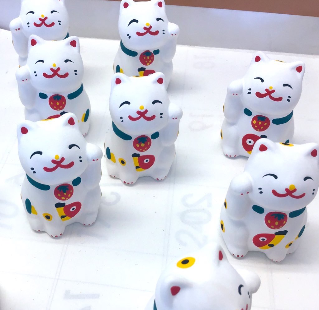 新しい招き猫、ご好評いただきありがとうございます🐱
いつもの黄ぶなを抱えた #栃木の招き猫 も追加でお作りしましたので、現在たくさんございます。こちらもよろしくお願いします😸
ちょっとの差ですが、右手招き（金運）のほうが人気があります✊💴