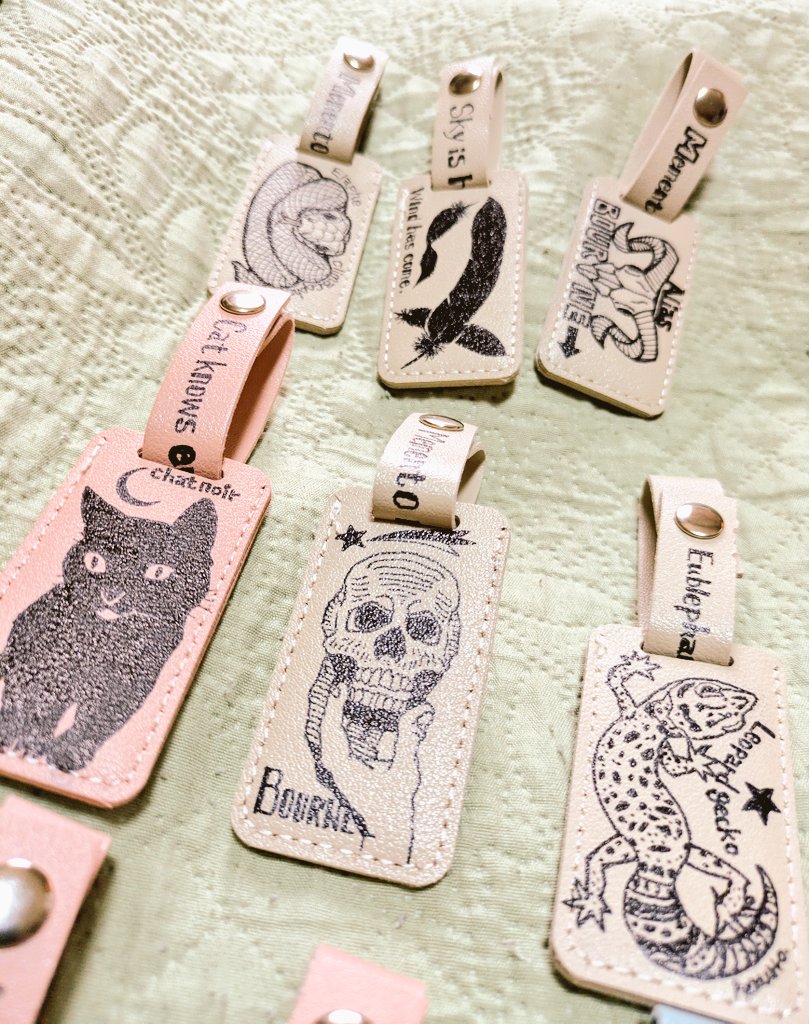 yuauoazzurro's tweet image. #まるデザ #K26 #ネームタグ #ヘビ #スカル #タコ #黒猫 #オオカミ #カラス #レオパ #コアリクイ #フェザー #Azzurro.
ようやく10個…あと2個ぐらい描いておきたいなあ…