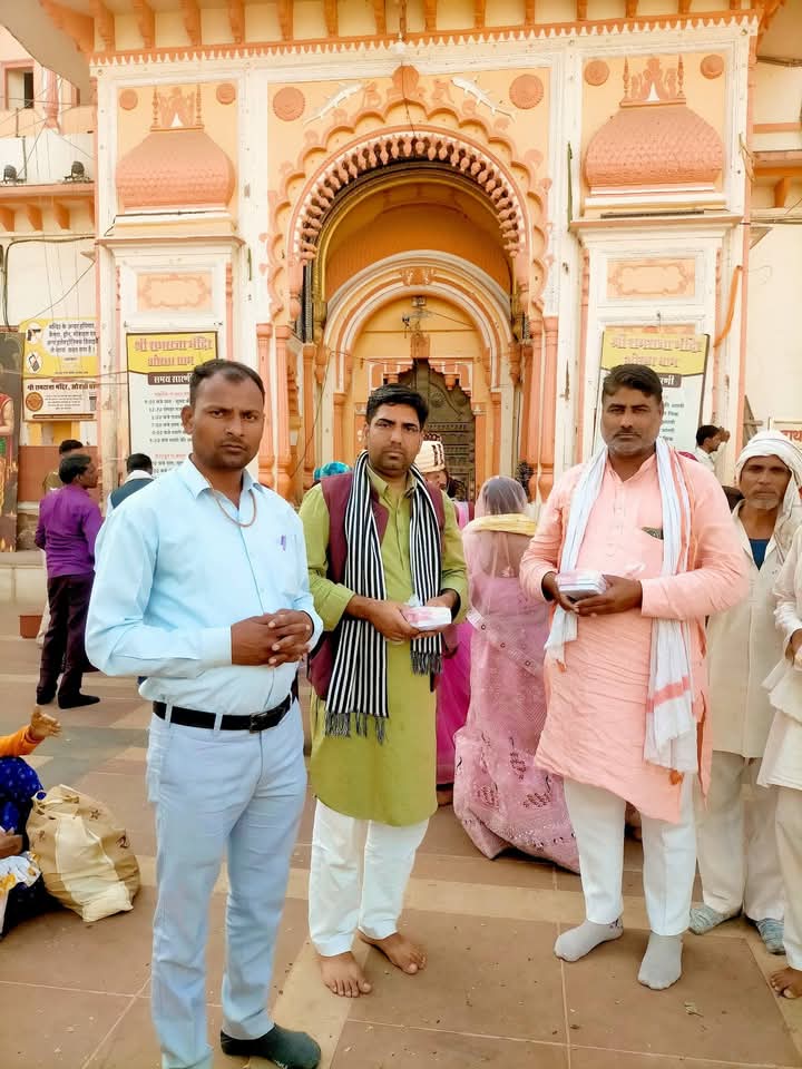 राम राजा मंदिर,,भारत का एकमात्र मंदिर जहां भगवान श्री राम जी को 'राजा' के रूप में पूजा जाता है और उन्हें प्रतिदिन पुलिस द्वारा गार्ड ऑफ ऑनर दिया जाता है🚩
#रामराजा_सरकार के पावन धाम #ओरछा में हाजिरी लगाने का सौभाग्य मिला🙏
#पुष्पेंद्र_सिंह_करीली