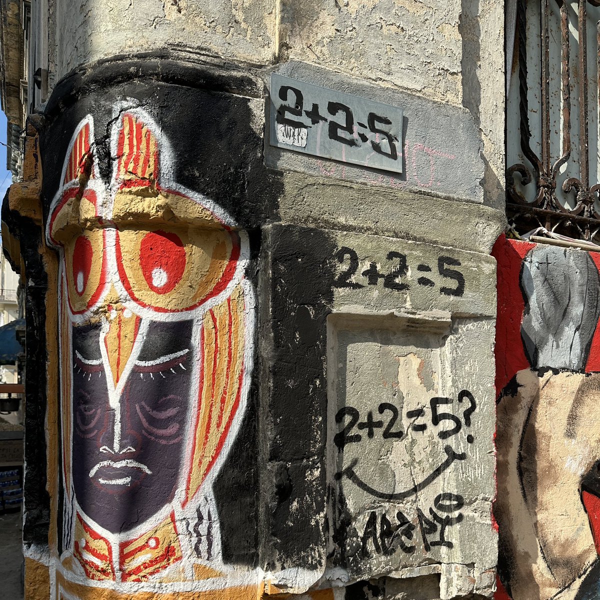 キューバでは「2 + 2 = 5」という数式を街中で多く見かける。これを目にした観光客が「キューバ人は算数が苦手なのか」「何かのジョークなのか」としばしば言うのを見聞きしてきたが、小説『1984』にその答えは載っている。