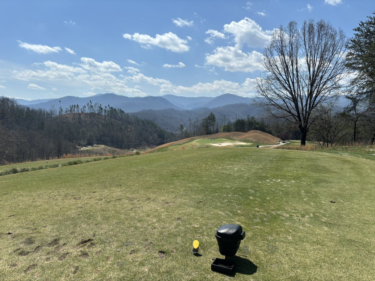 bobbypods's tweet photo. @Maguro_Maznaga Golf course in the Great Smoky Mountains https://t.co/xY2NfL6DwY