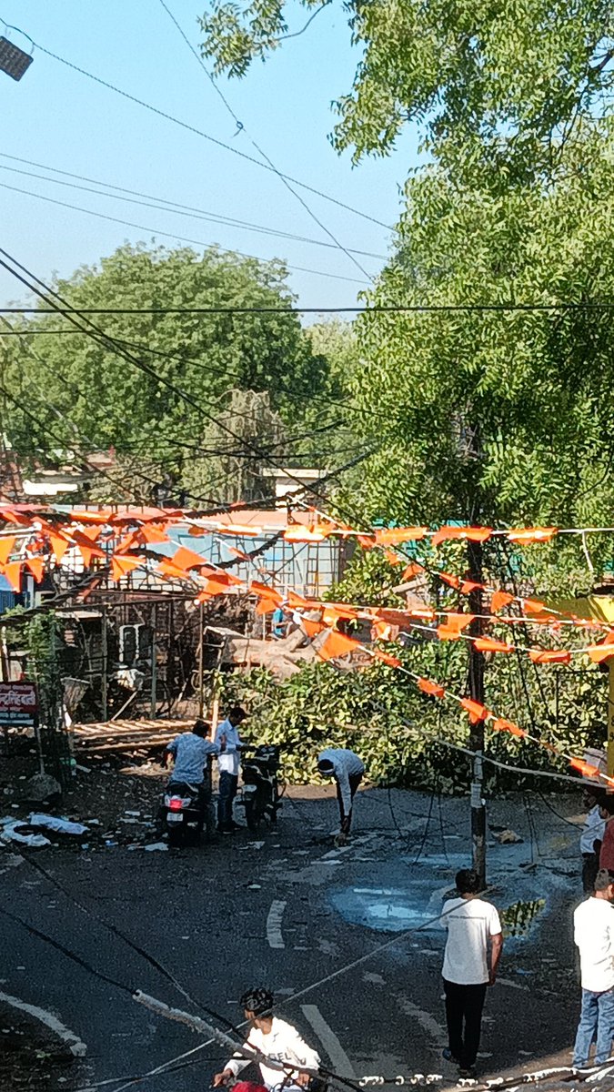 Akankshhaaaa's tweet photo. @KESCoHQ govind nagar block 11 , dashanan guest guess ke samne ped high extension wire pr girne ki wajh se kl sham 4 bje se light ni ari h , kindly resolve this... https://t.co/VfScuNJ4Qo