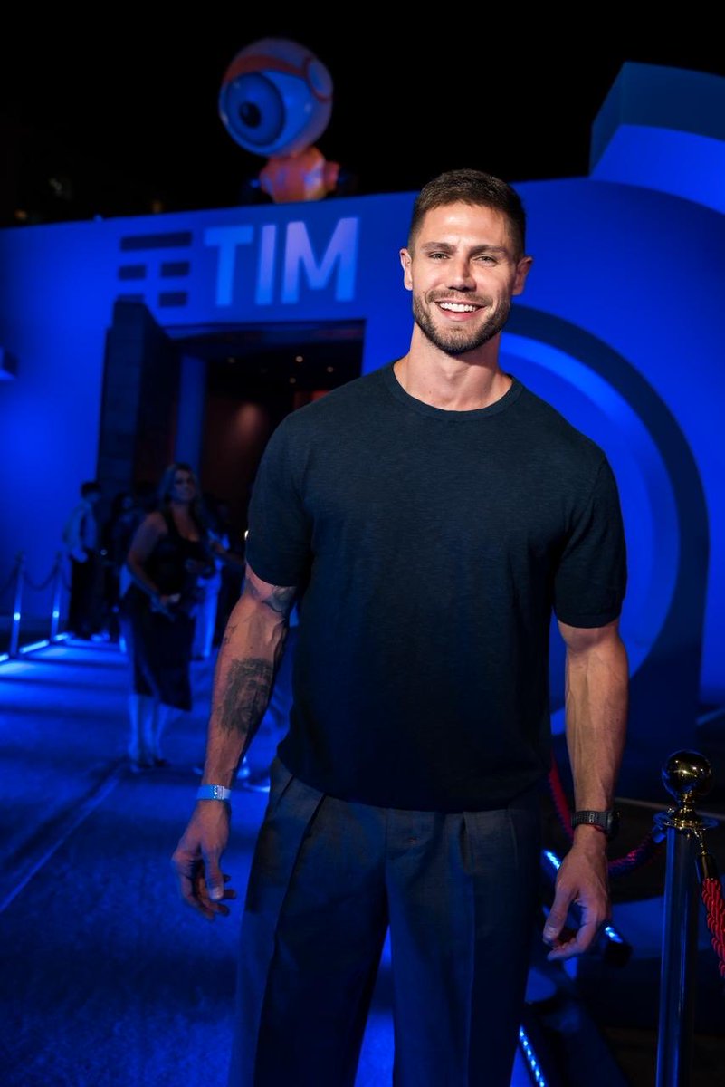 Galera é a PRIMEIRA vez que uma marca fará uma festa simultânea fora da casa do BBB

E tinha que ser a TIM, né

Eu to acompanhando as histórias td aqui e tá uma loucura kkkk simplesmente colocaram Jonas e Maxiane pra curtirem juntos uma festa dnv rsrsrs

<a href="/TIMBrasil/">#TIMnoBBB26 🤳</a> #TIMNoBBB26