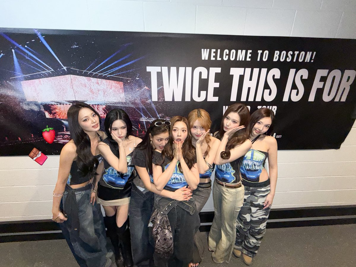 TWICE Bot tweet media