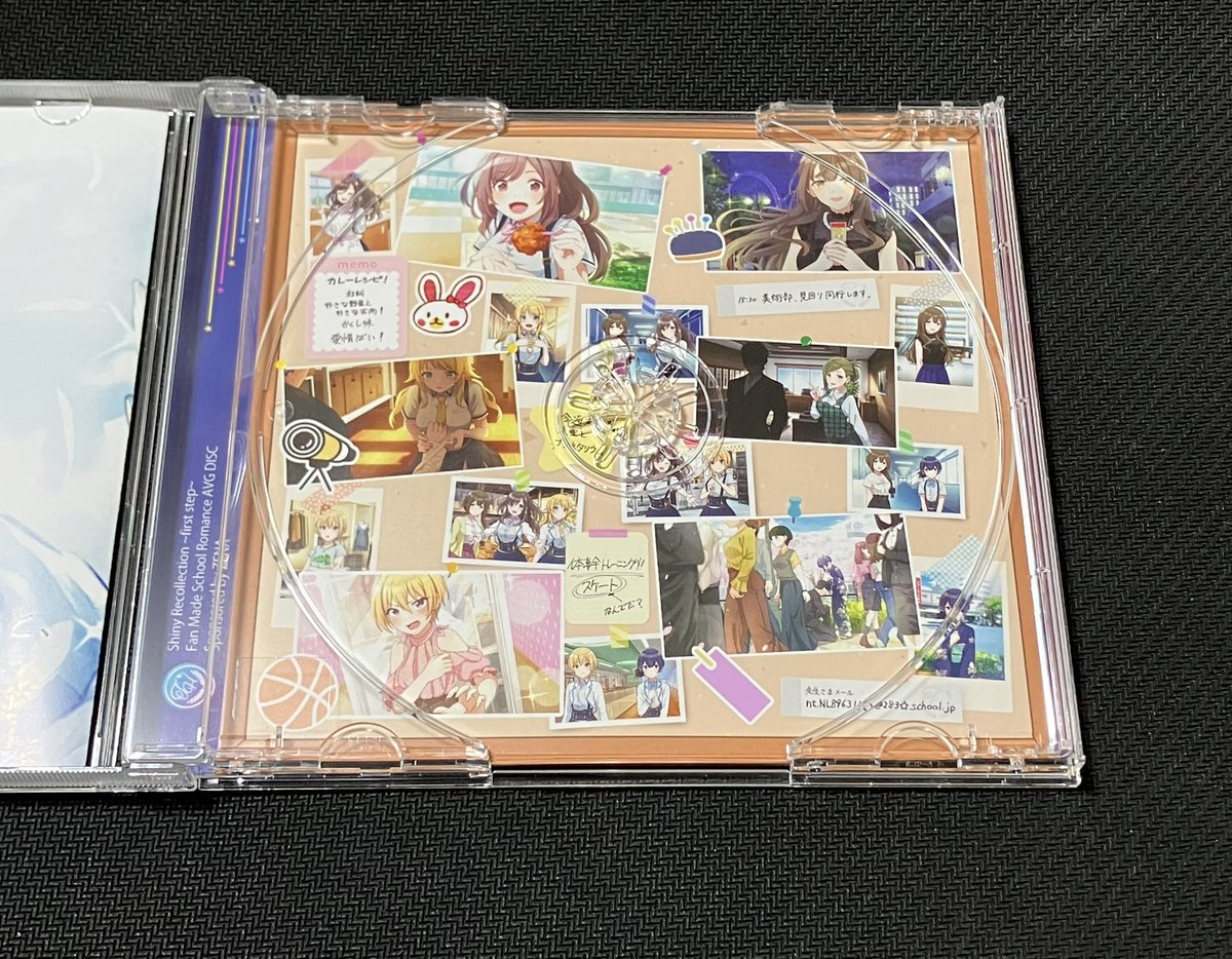 Shiny_Reco's tweet photo. 【パッケージ開封】

今回は、
『Shiny Recollection〜first step〜』
製品版のパッケージを開封したいと思います！

表面に裏面、中身のDVD-Rはこんな感じです♪
素敵な装飾をされたディスクの下にはこんな仕掛けもあります！

通販も開始してますので、ぜひ手に取ってくださいね〜💫

#シャニリコ https://t.co/QC8eYuLd8p
