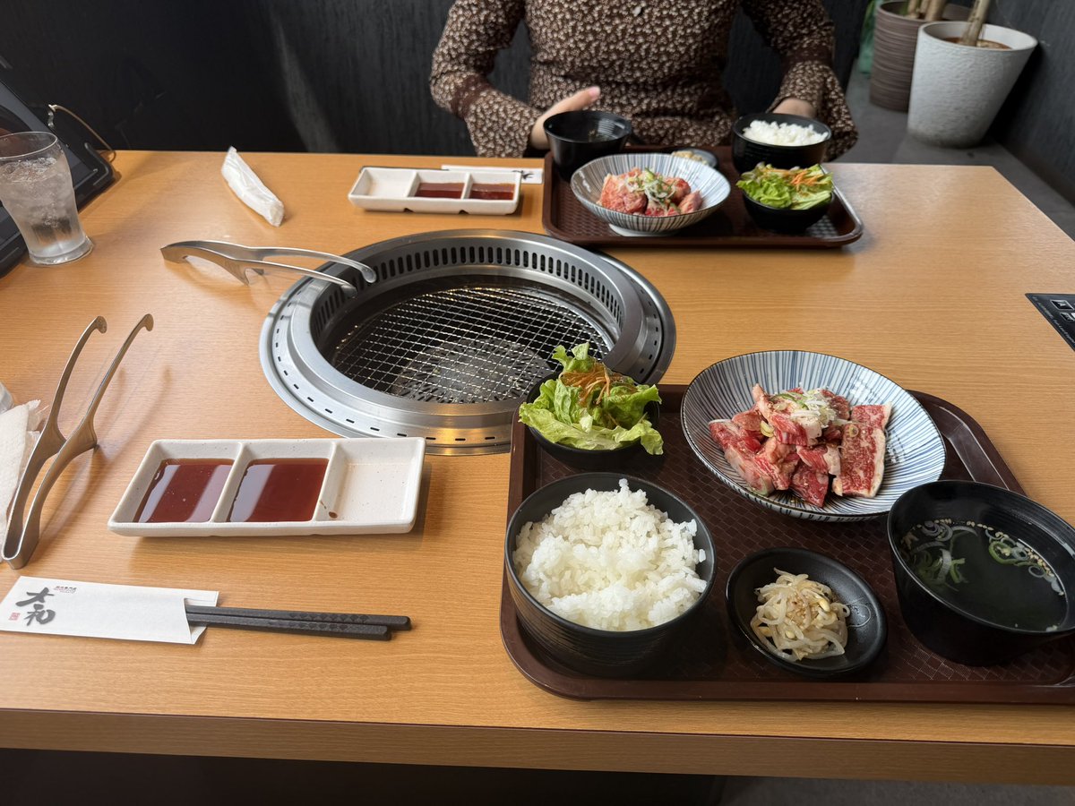 洗車一台終わったので飯食いに焼肉ランチ、意外にもこいつが走ってる後ろ姿初めて見たかも。午後からも洗車あとこの2台がんばろー