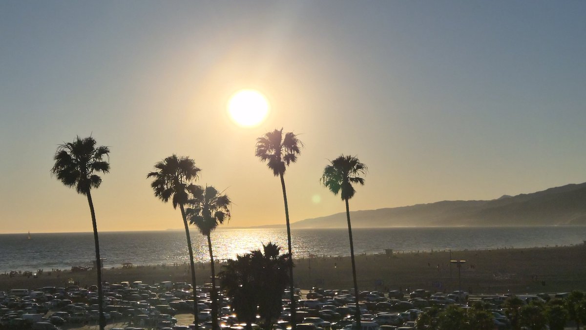 phcaptjim's tweet photo. Beautiful evening in Santa Monica. I see the appeal. The weather is outstanding most of the time. https://t.co/6rgi1IIOQy