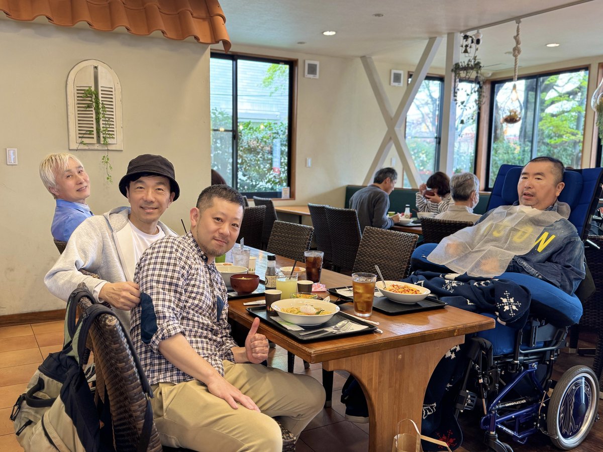 bourbonne_campy's tweet photo. 家弓さんところに同居人とお見舞いがてらのランチ。たまご街道って養鶏場が多いところでオムライスや卵かけご飯をいただきました。

家弓さん、たまに気管切開の吸引があるんだけど、トロンとした顔になるから「やっぱり挿れられ好きなのね〜」言うてたら「バカじゃないの！」と返されました😙 https://t.co/mmnRm8Nddo