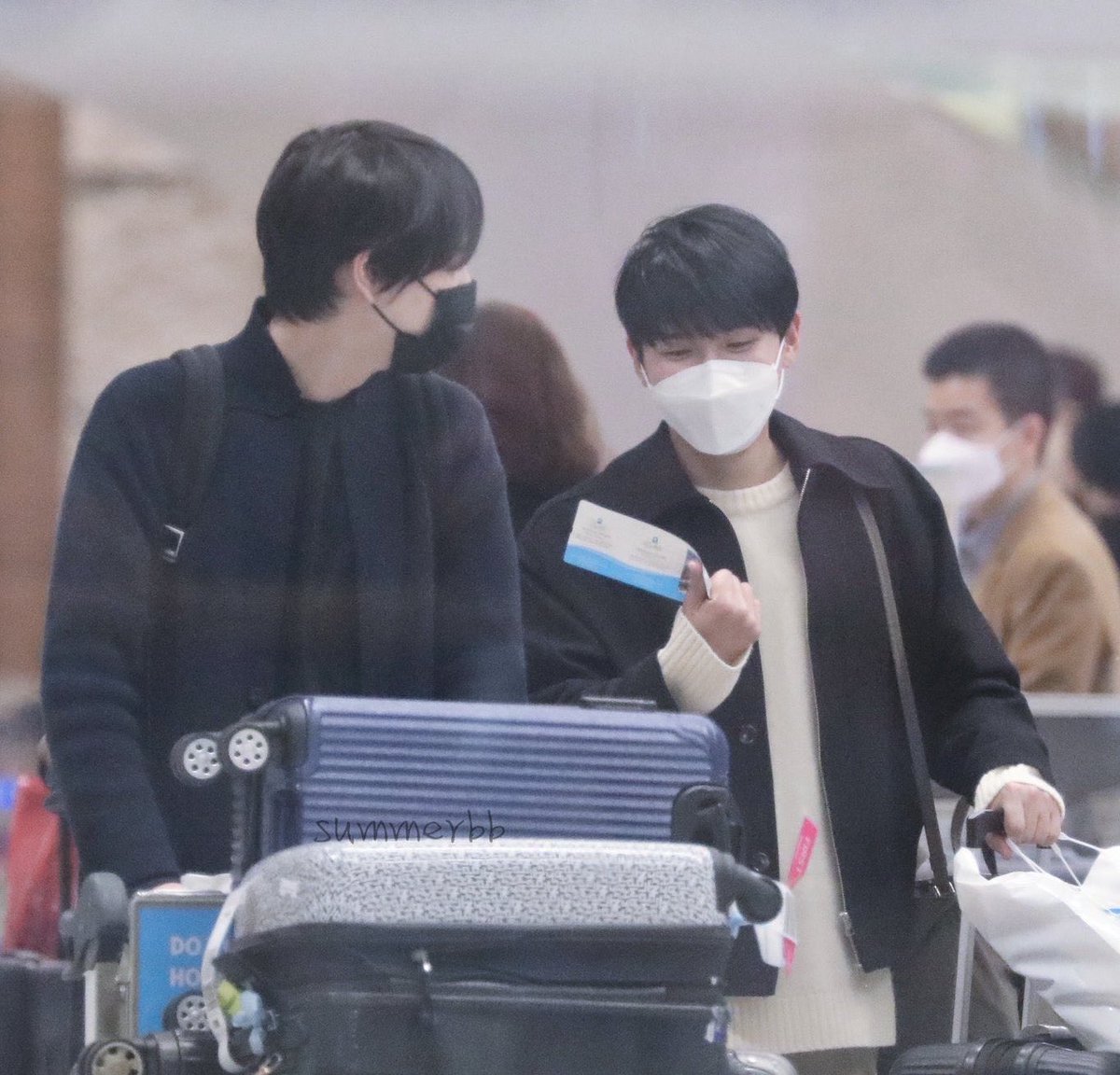 negentryeopy's tweet photo. i will never not be normal when it comes to kyuwook height difference 🤓 dudes could pass/got THE korean bl manhwa height difference qualification https://t.co/HvnKT6cp2M