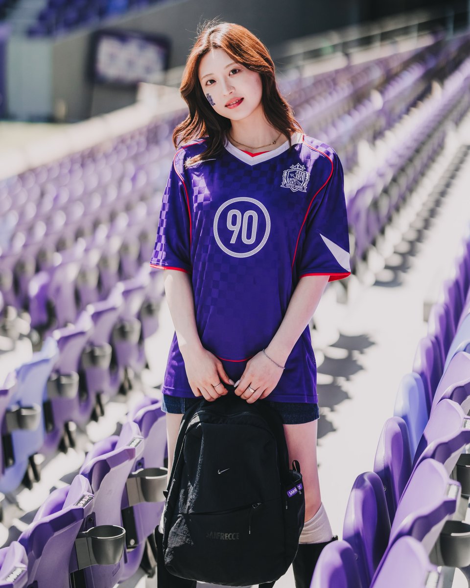 𝐆𝐎𝐎𝐃𝐒 𝐈𝐍𝐅𝐎🐻💜

2000年代初頭のエネルギーを伝えるトータル 90 ユニフォーム。
レトロなデザインが、スタジアムでもストリートでもぴったりのスタイルを演出します。

【商品詳細はこちら】
🔗store.sanfrecce.co.jp/ja/nike-df-t90…

#sanfrecce #超熱狂大万博