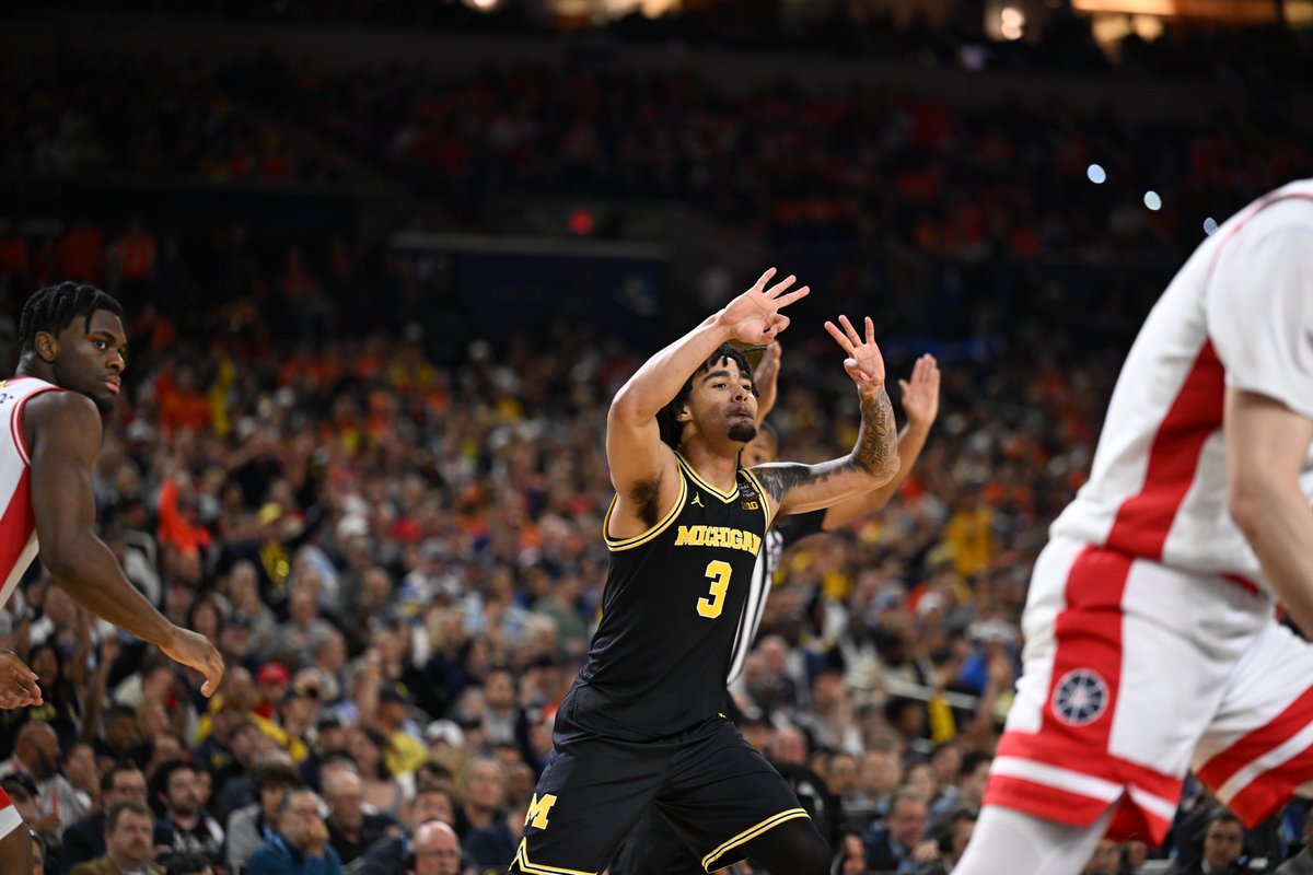 umichbball's tweet photo. That's our PG!! https://t.co/fmSeKbqqT8