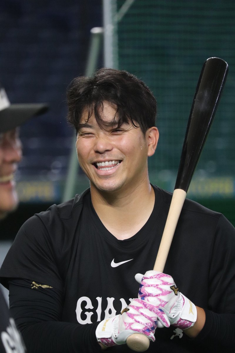 koba_nikkan's tweet photo. 大城卓三選手の真剣な表情と笑顔のギャップ…👀 https://t.co/77zj34sxyM