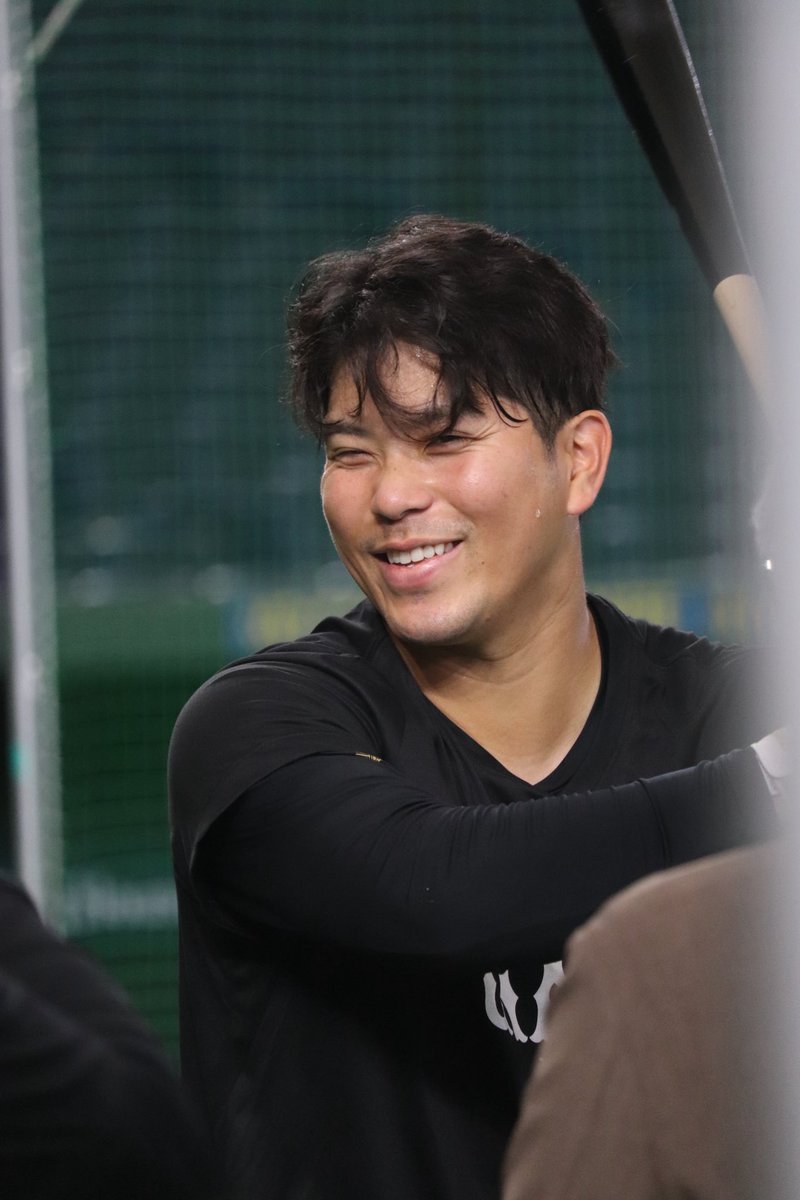 koba_nikkan's tweet photo. 大城卓三選手の真剣な表情と笑顔のギャップ…👀 https://t.co/77zj34sxyM