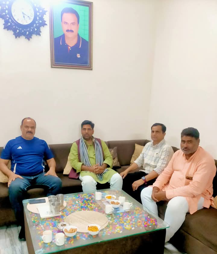 सामाजिक हस्ती...पूर्व छात्र संघ अध्यक्ष वीरसिंह गुर्जर #लकारा एवं प्रिय भाई दिनेश गुर्जर RPF से #झांसी निवास पर मिलना हुआ🌹🌷
#पुष्पेंद्र_सिंह_करीली