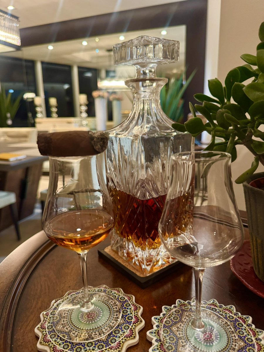 RafaelNodal's tweet image. And just like that, the night comes to a close. One last drink, one last cigar, and plenty more dreams waiting on the other side.
#AgingRoomCigars #MyLife #MyJourney 
#RafaelJourney