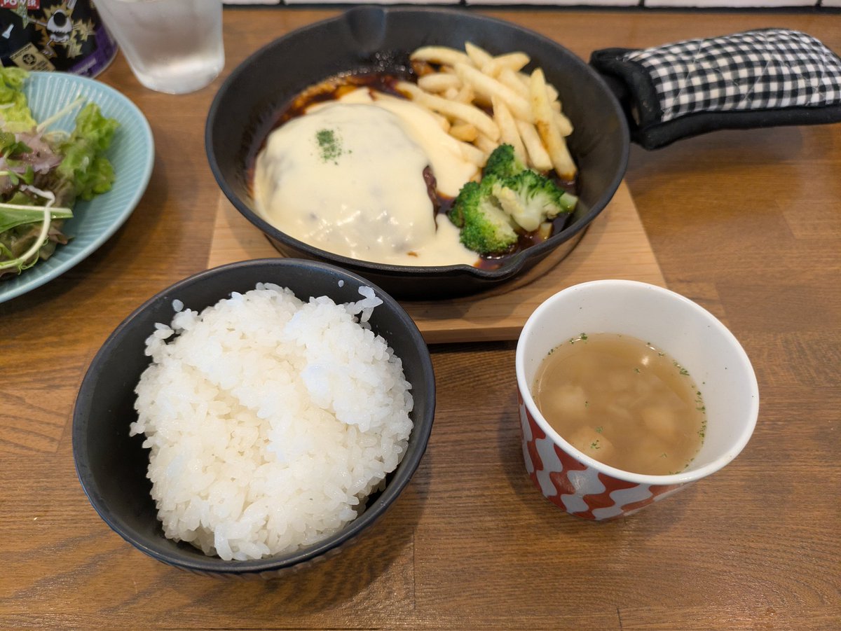 今日のランチはチーズフォンデュハンバーグ✨