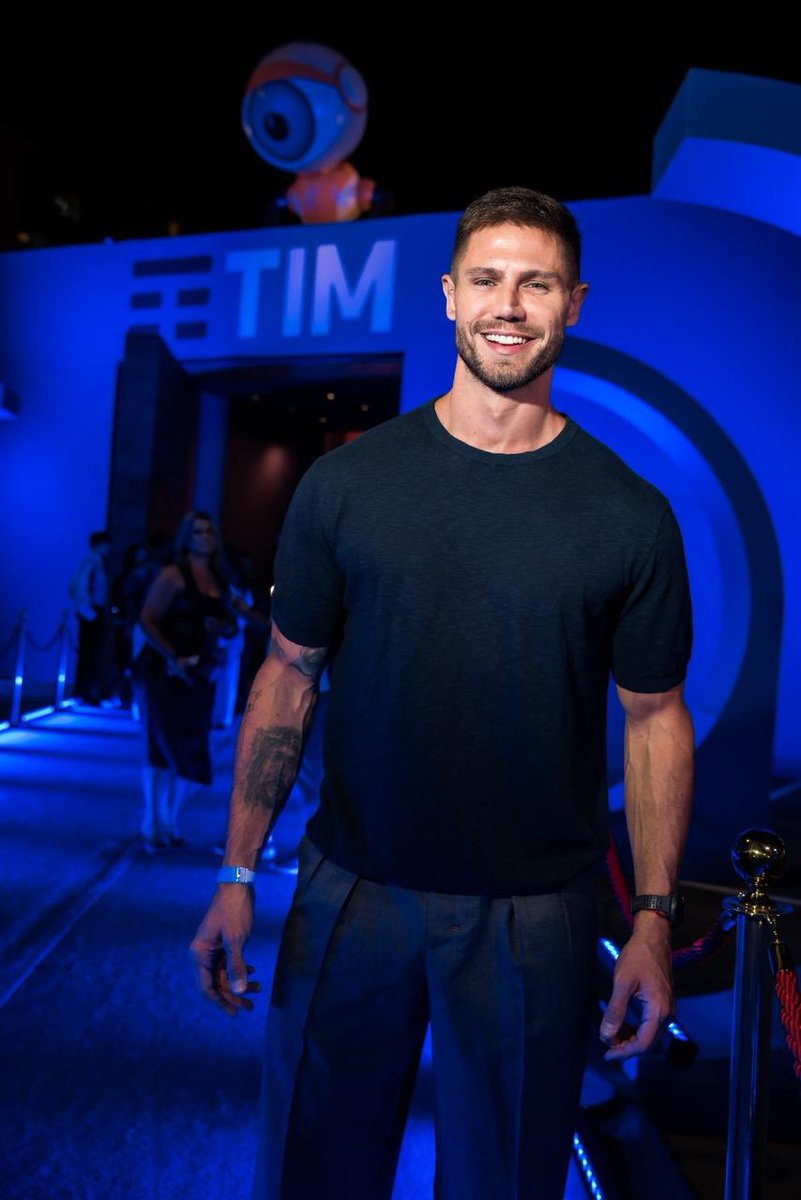 ESSE MOMENTO É MEU! A <a href="/TIMBrasil/">#TIMnoBBB26 🤳</a> realizando o sonho de muita gente de curtir uma festa do BBB aqui fora!!! É bapho atrás de bapho meus amores… tá rolando até reencontro de Jonas e Maxiane rsrsrs 

me conta o q vcs querem saber de lá usando as hashtags #TIMNoBBB26 e #BBB26 q eu