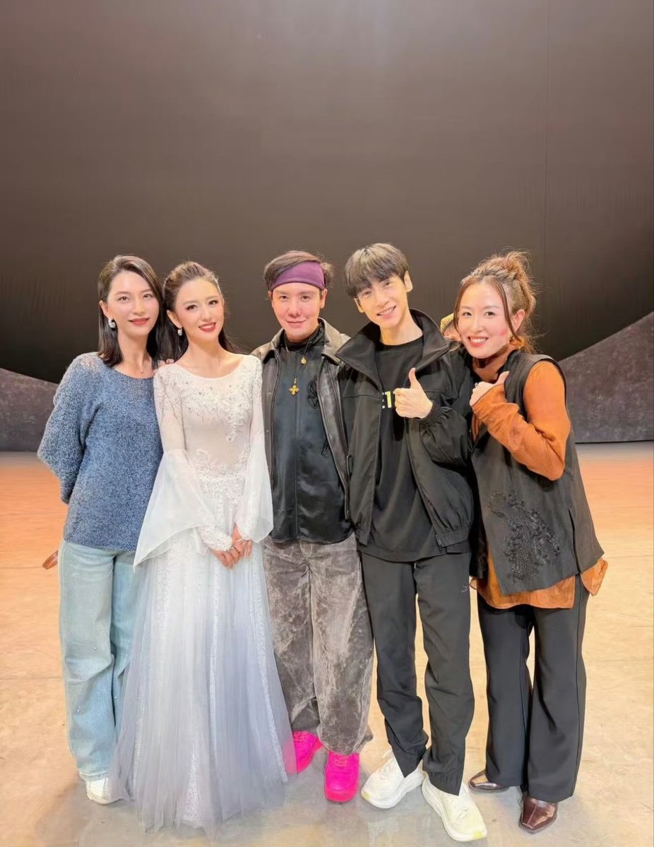 LuoYunxiFanClub's tweet photo. Luo Yunxi went to watch a performance choreographed by his dance teacher (with the headband, appeared in Flying Northward documentary)
🦁#LuoYunxi #罗云熙 https://t.co/sy6L1sSFdv