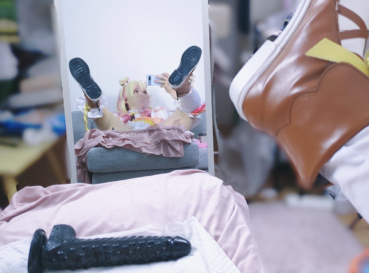 AddictedYoung_A's tweet photo. 歳下のご主人様にオスオナホとして飼われている成人男性がご主人様の最推しキャラのコスプレをしてアナルセックスをするための準備として最愛ディルドでアナニーをしていたら気持ち良すぎるベストポジションを見つけられて嬉しかったので記念撮影 https://t.co/enT5VmPgeH