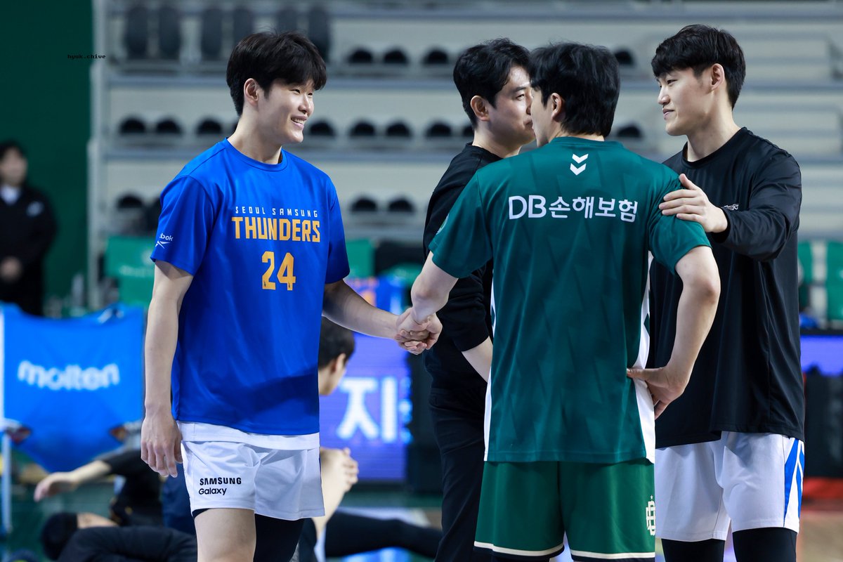 슈팅연습 끝나자마자 정현이형한테 뛰어가던 동혁이 🥹… 광대 올라온 채로 형한테 쪼로로 달려가서 치대고 껴안는거 너무 귀여움 어흑흑 ㅜㅜ

#서울삼성 #신동혁 #원주DB #이정현