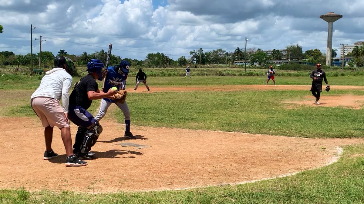 En acción hoy el equipo de la prensa en la bola blanda como parte de su preparación para el torneo nacional en memoria de Jorge Luis Valdés Rionda. #Cuba