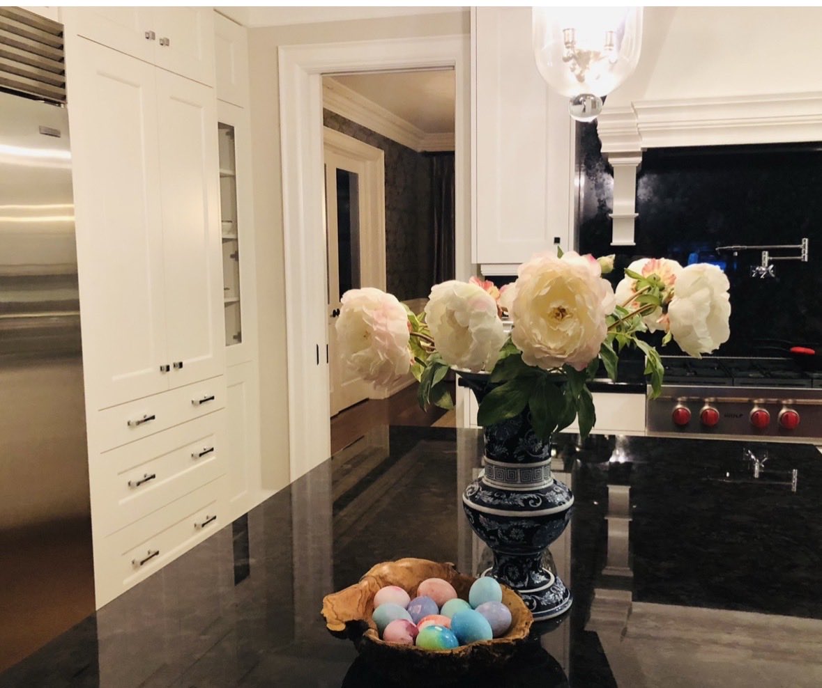 hvanspall's tweet image. #Light overcomes darkness, 
#hope overcomes despair,
#faith overcomes fear.

Sending wishes for light, hope, and faith from my home to yours this #Easter.