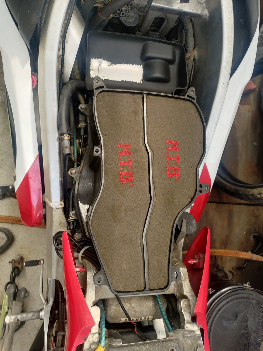 isojirider's tweet photo. #RGV250γvj23a
エアクリーナー交換と洗浄    プラグがよく被るのでエアクリーナーを交換しました。γは湿式タイプで2サイクルオイルを塗布しますがオイルが昔に比べてめっちゃ高い！ので、ホムセンで安いのを購入     旧いのは倉庫にあったサンエスk1で洗浄。来週のイベントに向けて準備出来ました。 https://t.co/FcDVKqo1QK