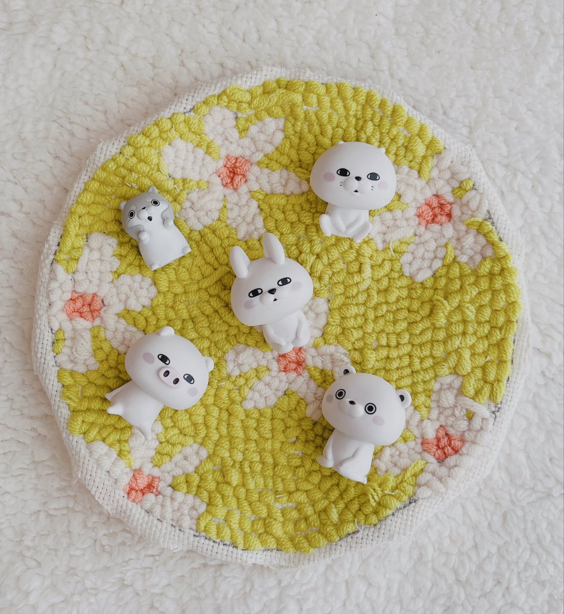 お花畑にいるみんな🐰✨ってのをやりたかったのにボッコボコだし端の処理がわかんないし💦リベンジするぞ😭
#パンチニードル