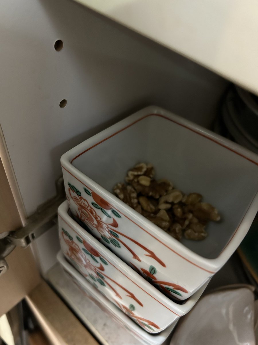 task_4custom's tweet photo. クソタコがナッツセットで嫌いなクルミだけ食器棚に隠して溜めてた。あとでクッキーにして食べると言っているが絶対やらないので無念です。 https://t.co/mwWsMbxjId