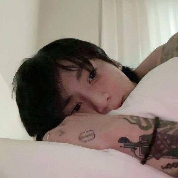 turrón verá a bts tweet media