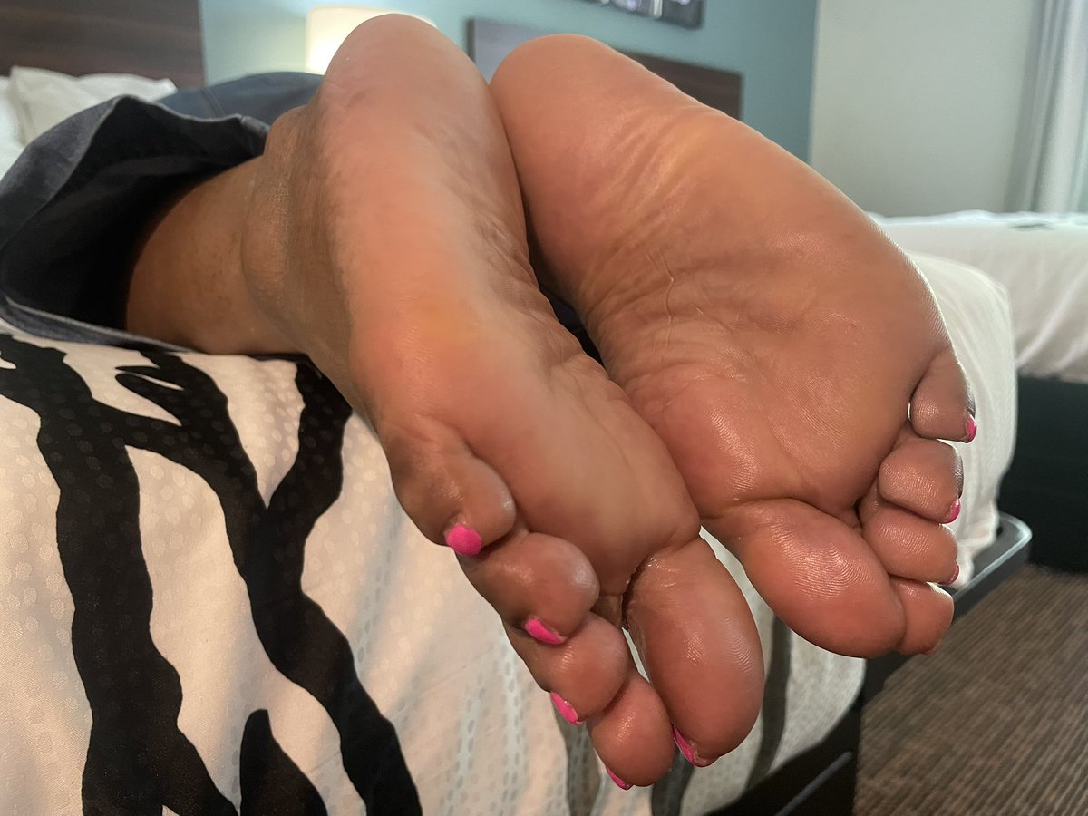 FootGhostModels's tweet photo. After long last I finally was able to put together a dream shoot! My favorite high school teacher agreed to let me interview her and shoot her feet. It was fun catching up and hearing her perspective on the fetish. 
.
.
. 
Introducing Ms. R!! https://t.co/EDRx4p9Dd0